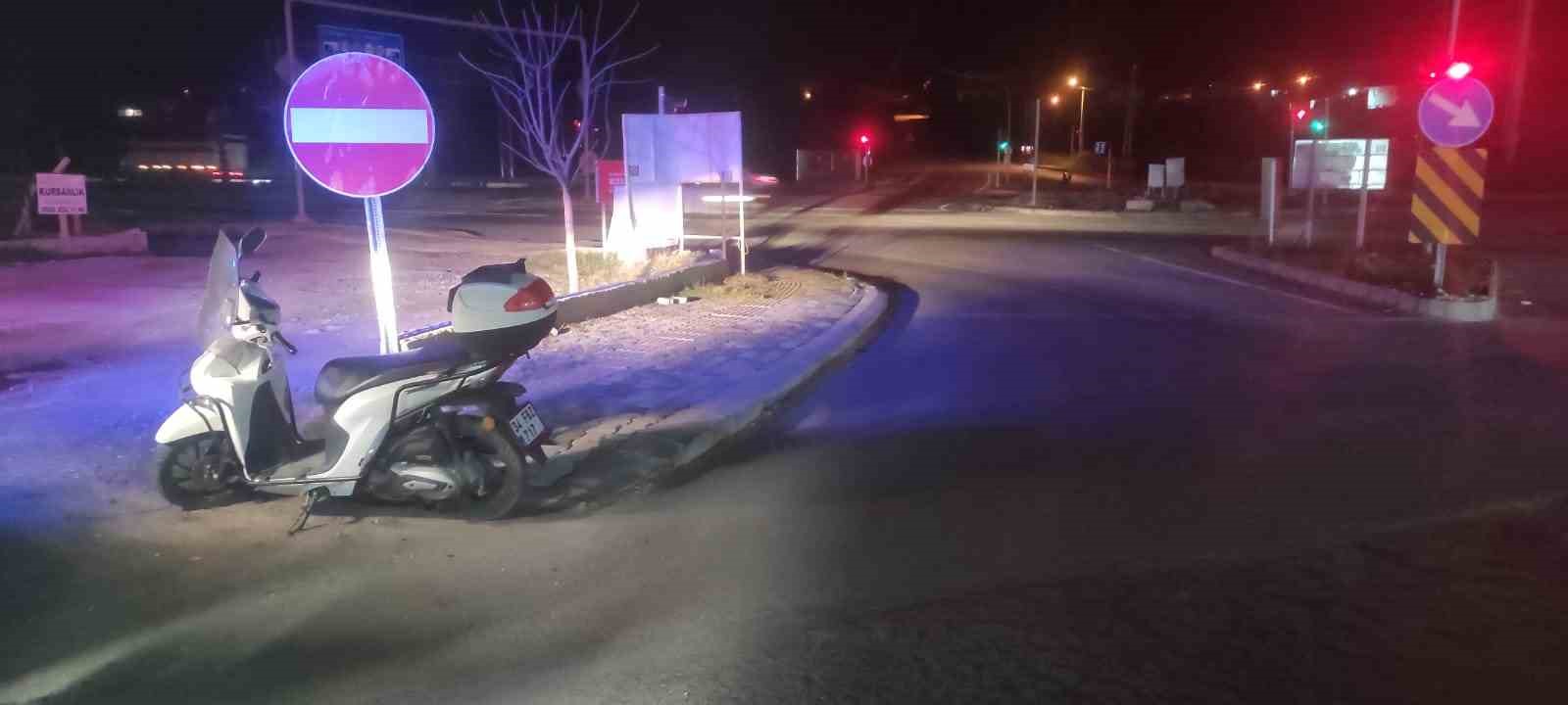 Devrilen motosikletin sürücüsü ambulansta tedavi edildi
