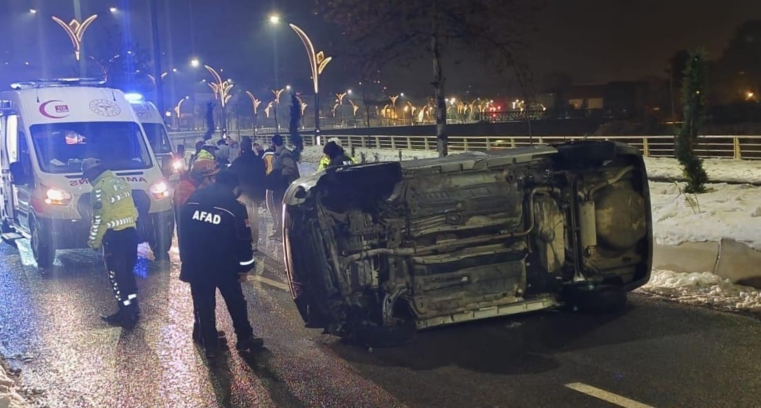 Devrilen otomobilde 1 kişi yaralandı
