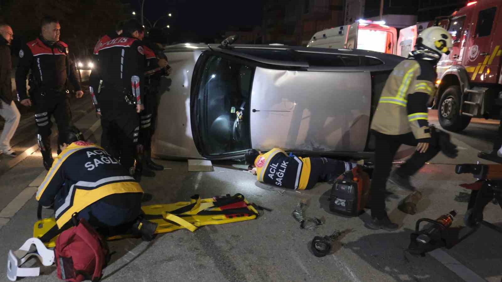 Devrilen otomobilin altında kalan sürücü itfaiye ekiplerince çıkarıldı
