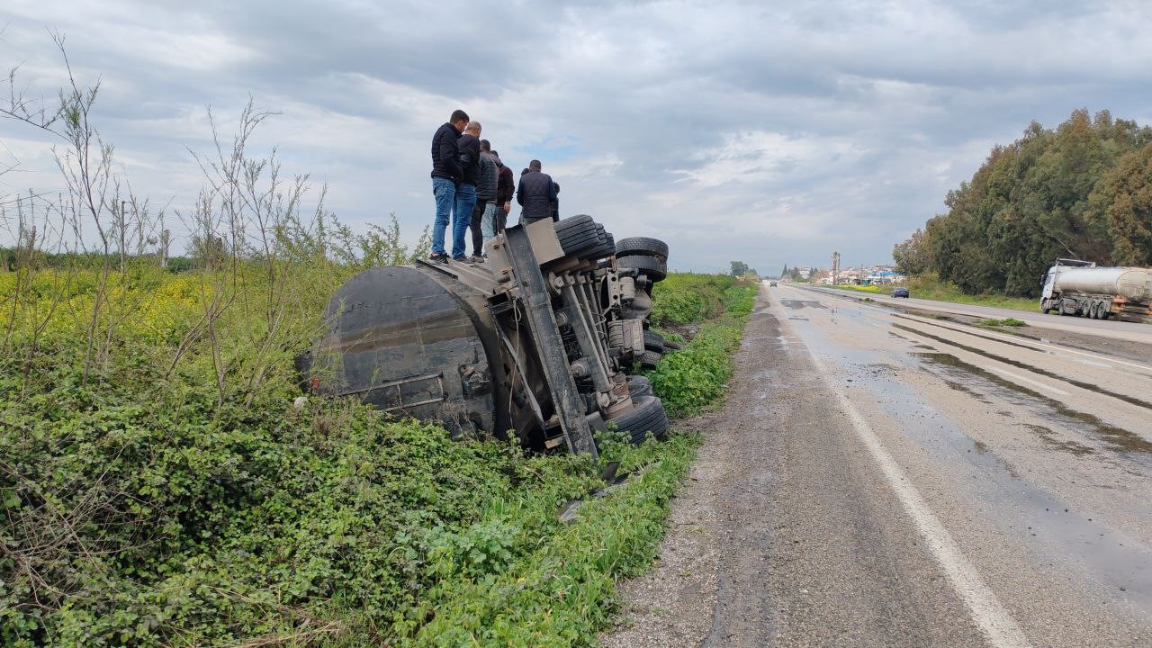 Devrilen tankerden litrelerce akaryakıt portakal bahçesine aktı
