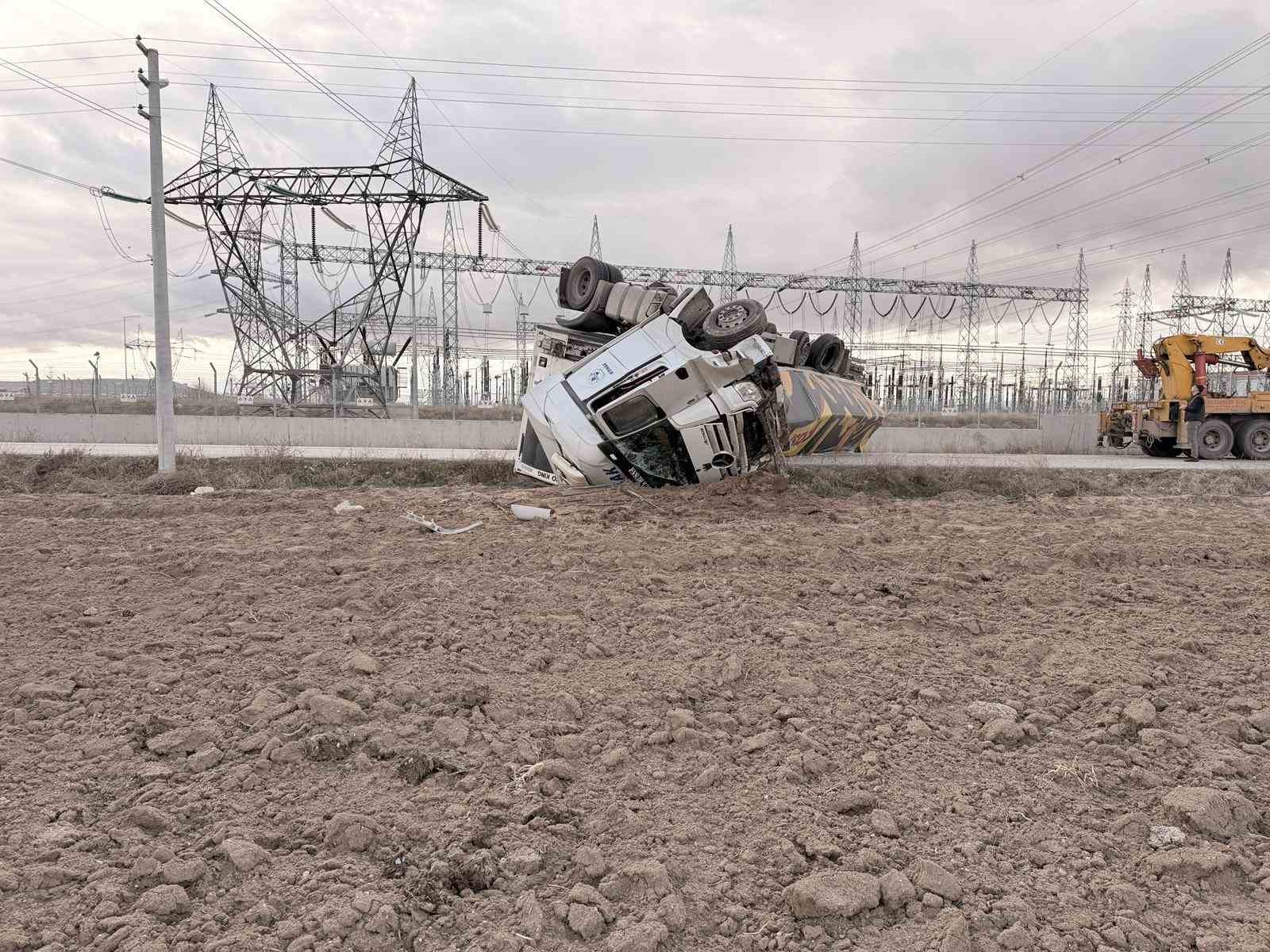 Devrilen tır karayolunu ulaşıma kapattı
