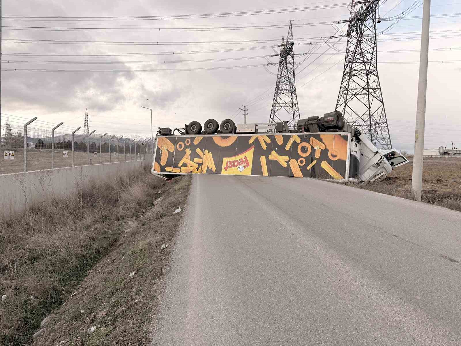 Devrilen tır karayolunu ulaşıma kapattı
