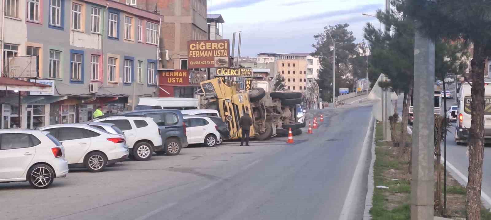 Devrilen tır park halindeki 7 araca çarptı
