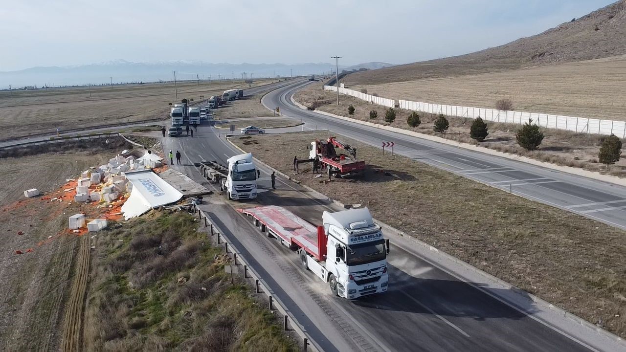 Devrilen tırda 27 ton havuç ziyan oldu
