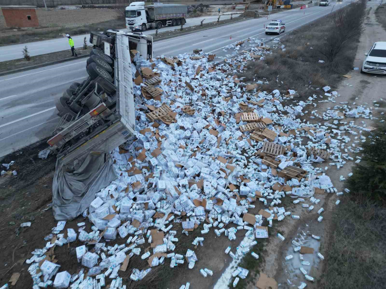 Devrilen tırdaki 25 ton süt çevreye dağıldı
