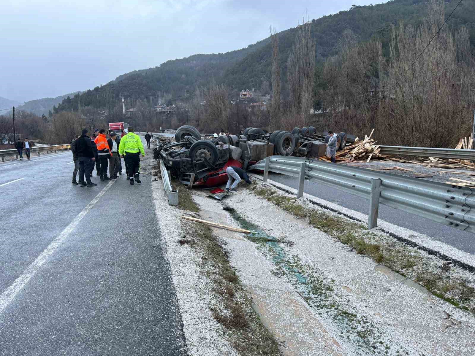 Devrilen tırın altında kalan sürücü hayatını kaybetti
