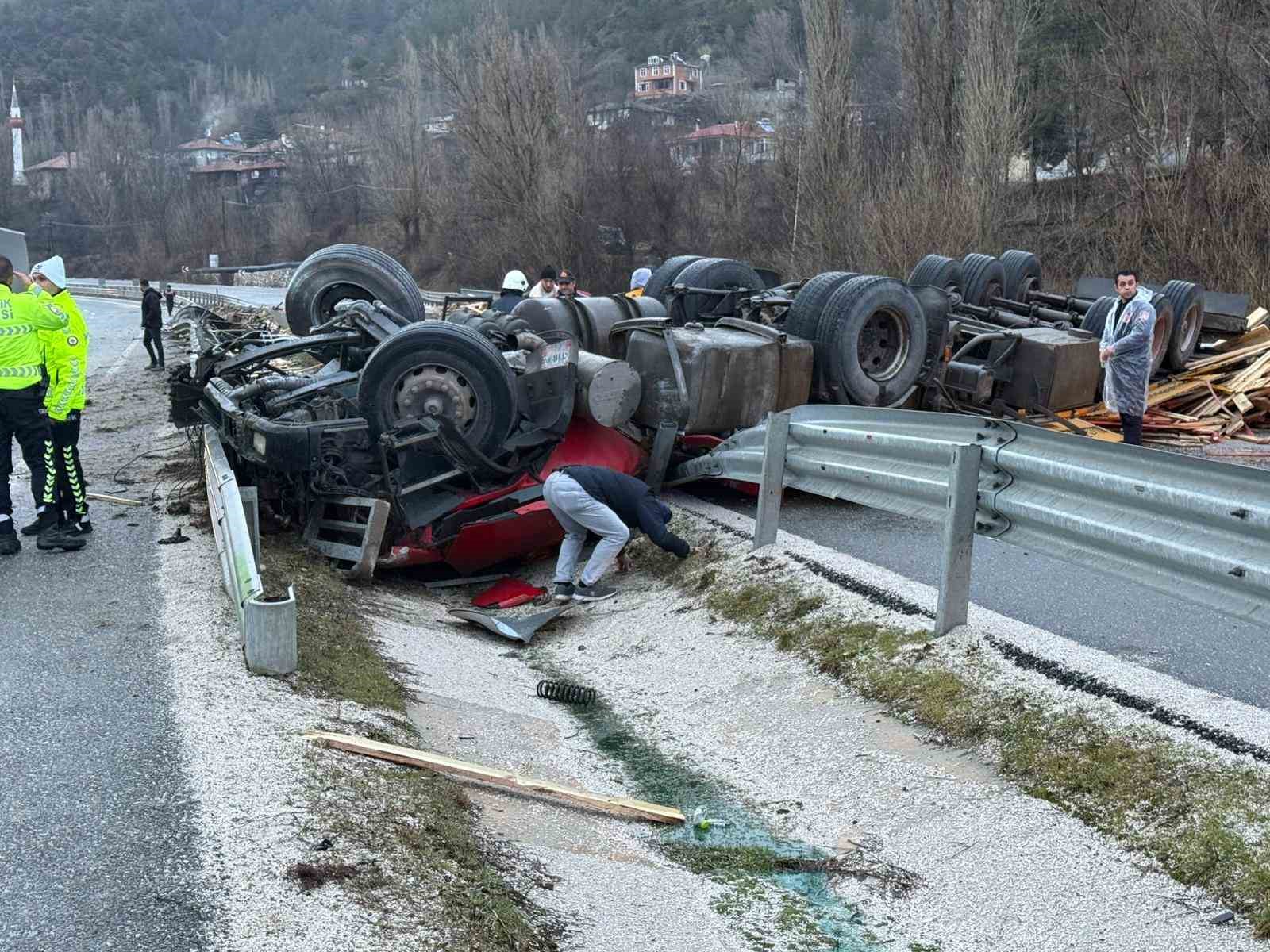 Devrilen tırın altında kalan sürücü hayatını kaybetti
