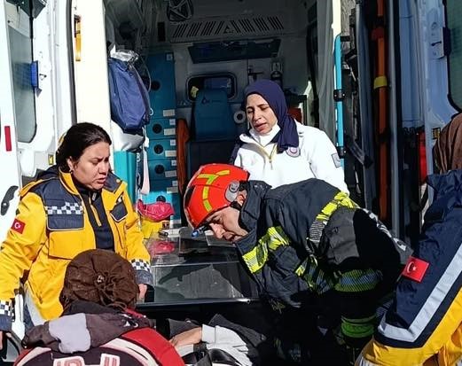 Devrilen traktör sürücüsü itfaiye tarafından kurtarıldı
