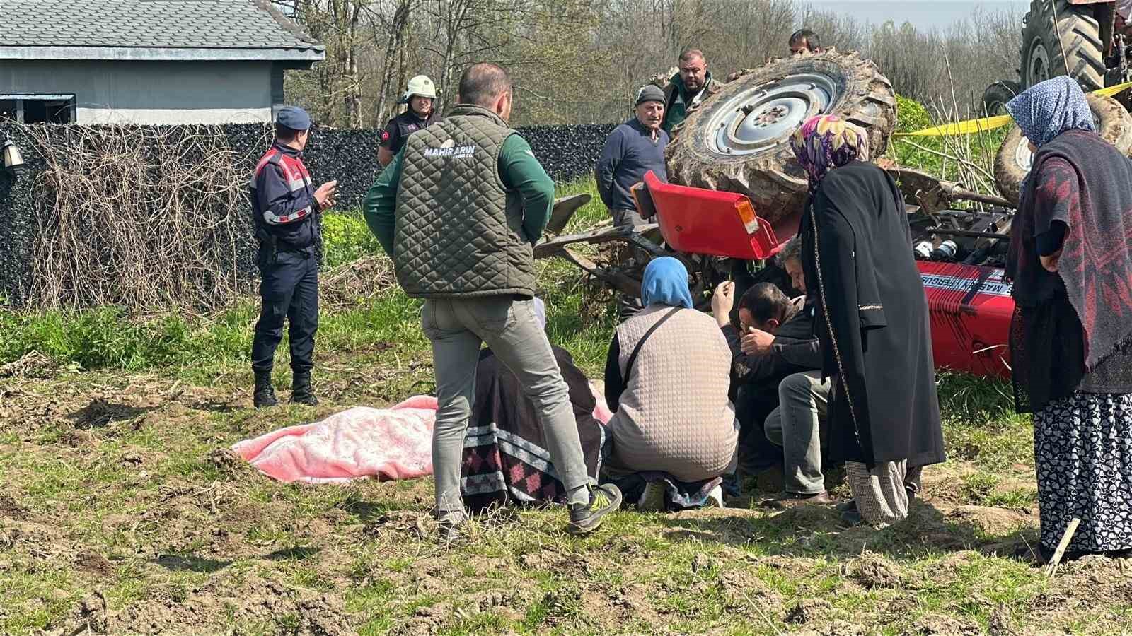 Devrilen traktörün altında kalarak hayatını kaybetti
