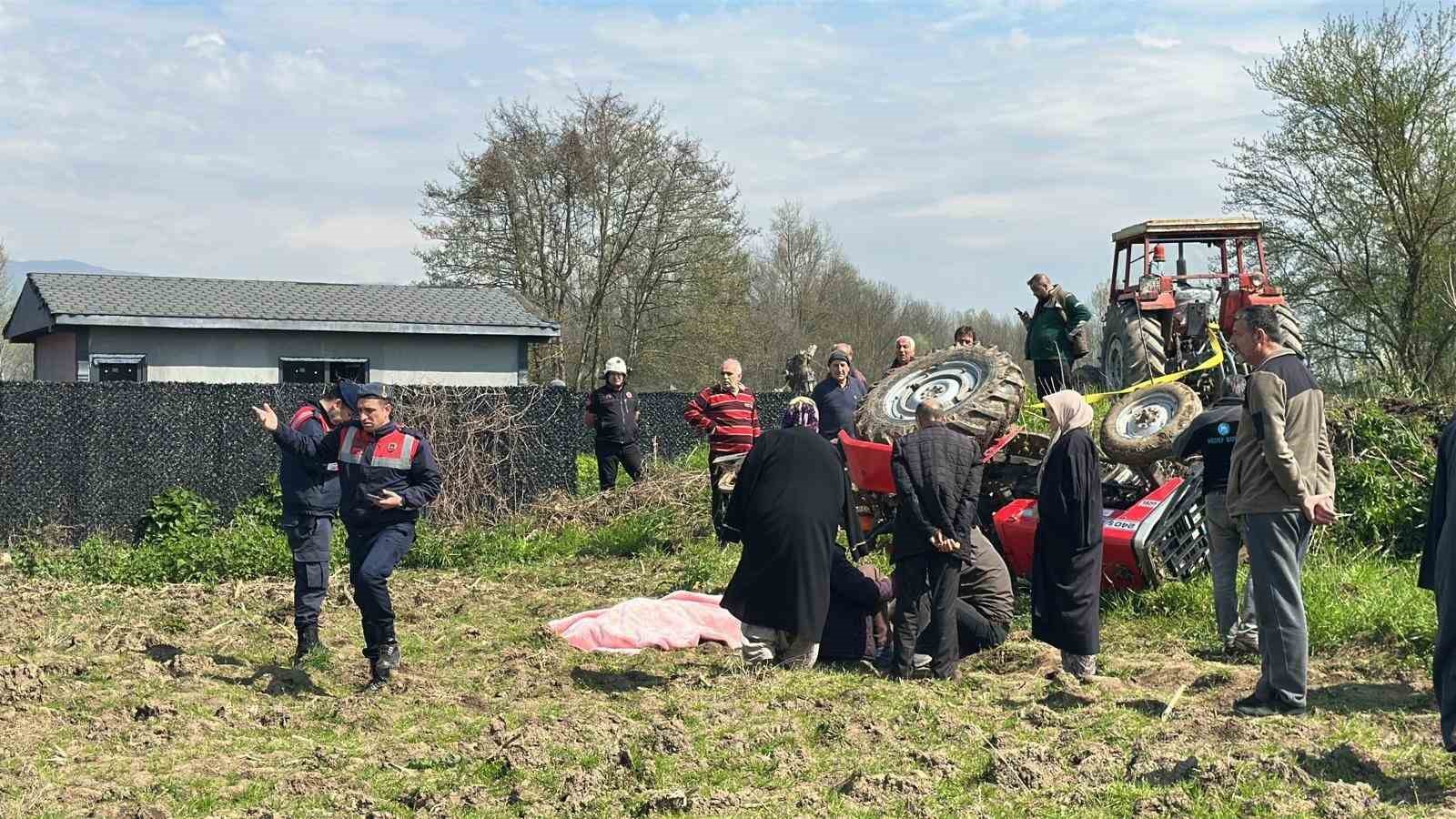 Devrilen traktörün altında kalarak hayatını kaybetti
