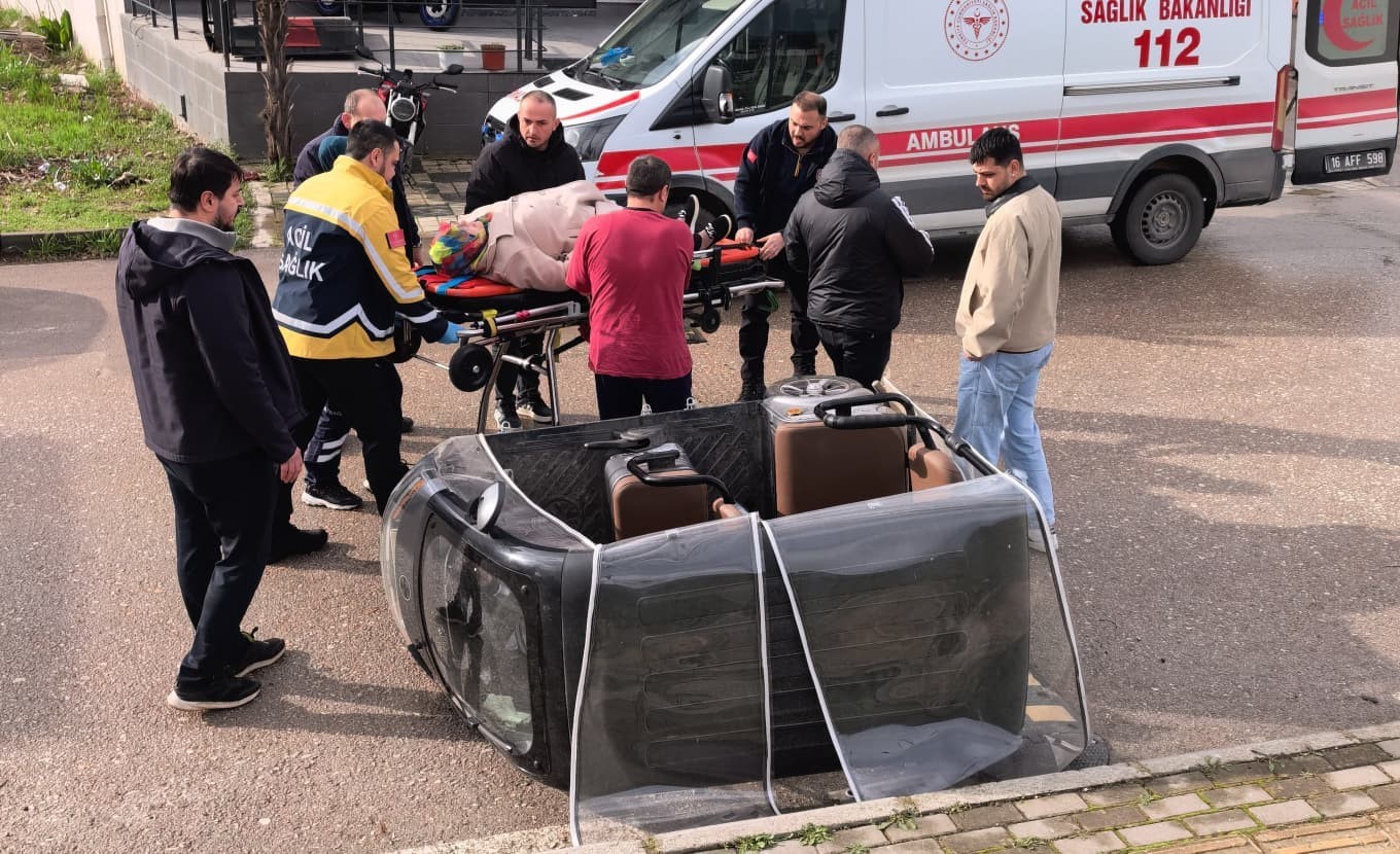 Devrilen triportörde annesi yaralanan çocuk gözyaşlarını tutamadı
