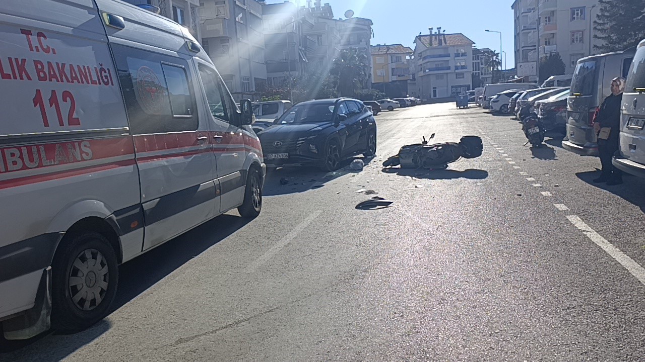 Devrilerek sürüklenen motosikletli otomobile çarptı
