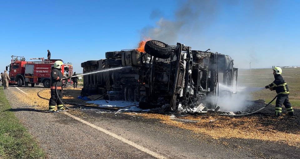 Devrilerek yanan tırın sürücüsü sinir krizi geçirdi
