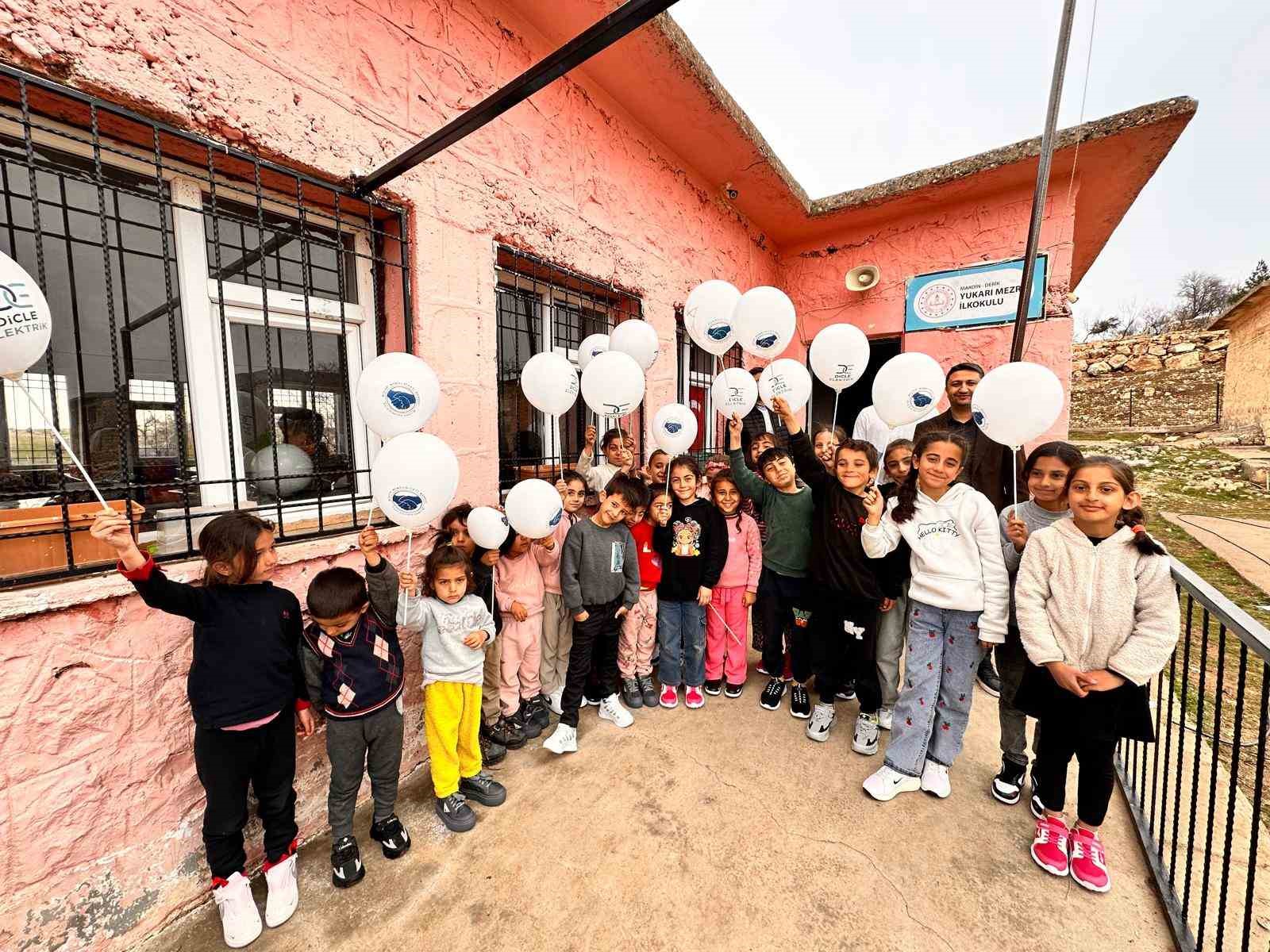 Dicle Elektrik gönüllülerinden öğrencilere umut olan destek
Dicle Elektrik gönüllülerinden öğrencilere umut olan destek