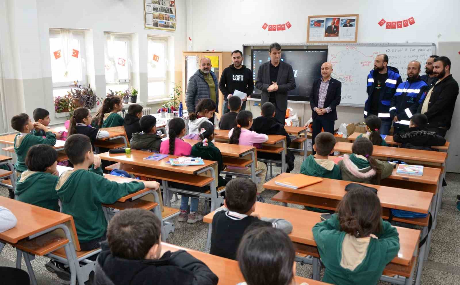 Dicle Elektrik gönüllülerinden öğrencilere umut olan destek
Dicle Elektrik gönüllülerinden öğrencilere umut olan destek