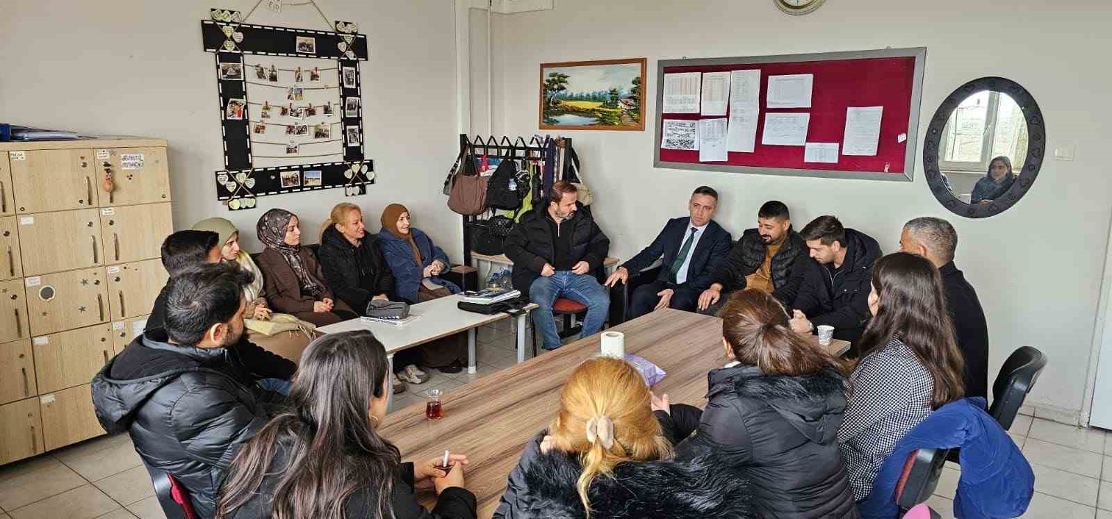 Dicle İlçe Milli Eğitim Müdürü Selçuk, öğrenci ve öğretmenlerle buluştu
