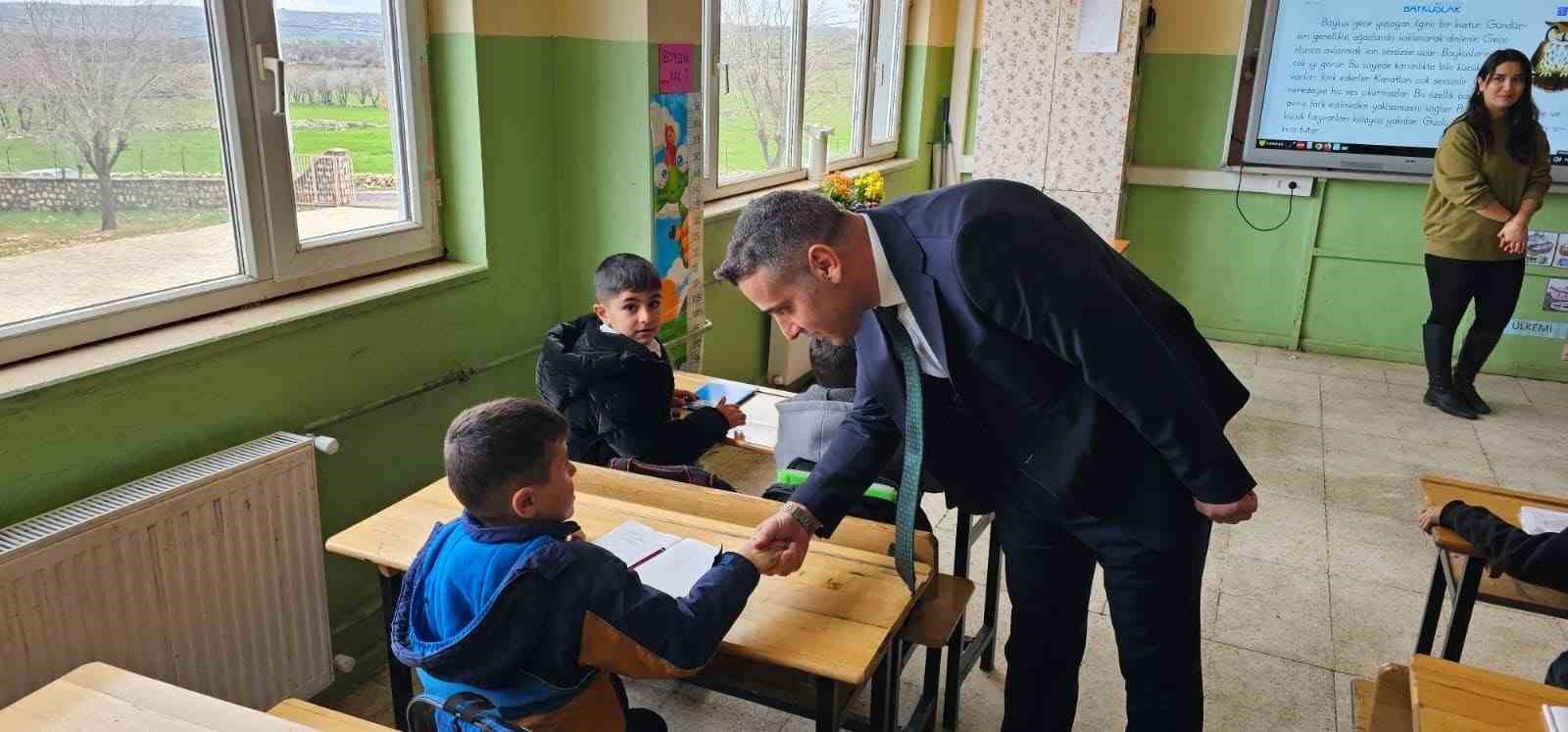 Dicle İlçe Milli Eğitim Müdürü Selçuk, öğrenci ve öğretmenlerle buluştu
