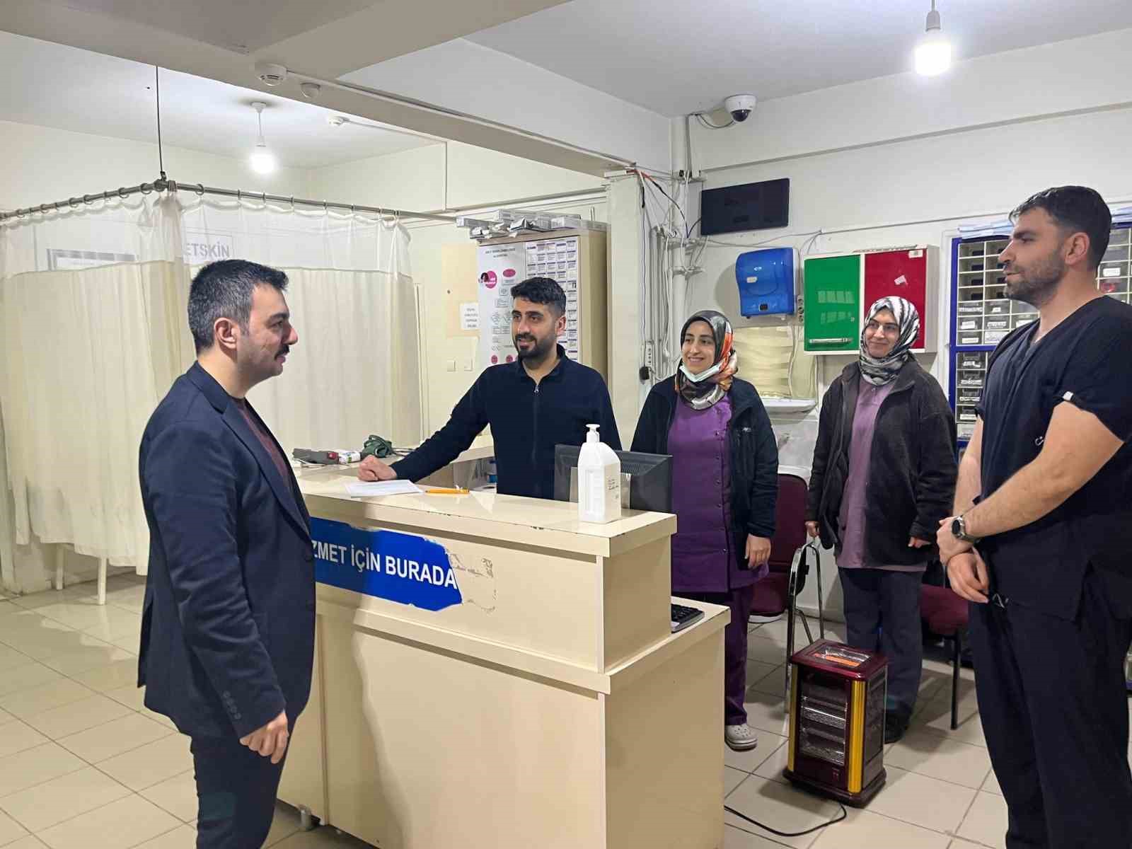 Dicle Kaymakamı Atış, asker, polis, sağlık personeli ve vatandaşlarla bayramlaştı
