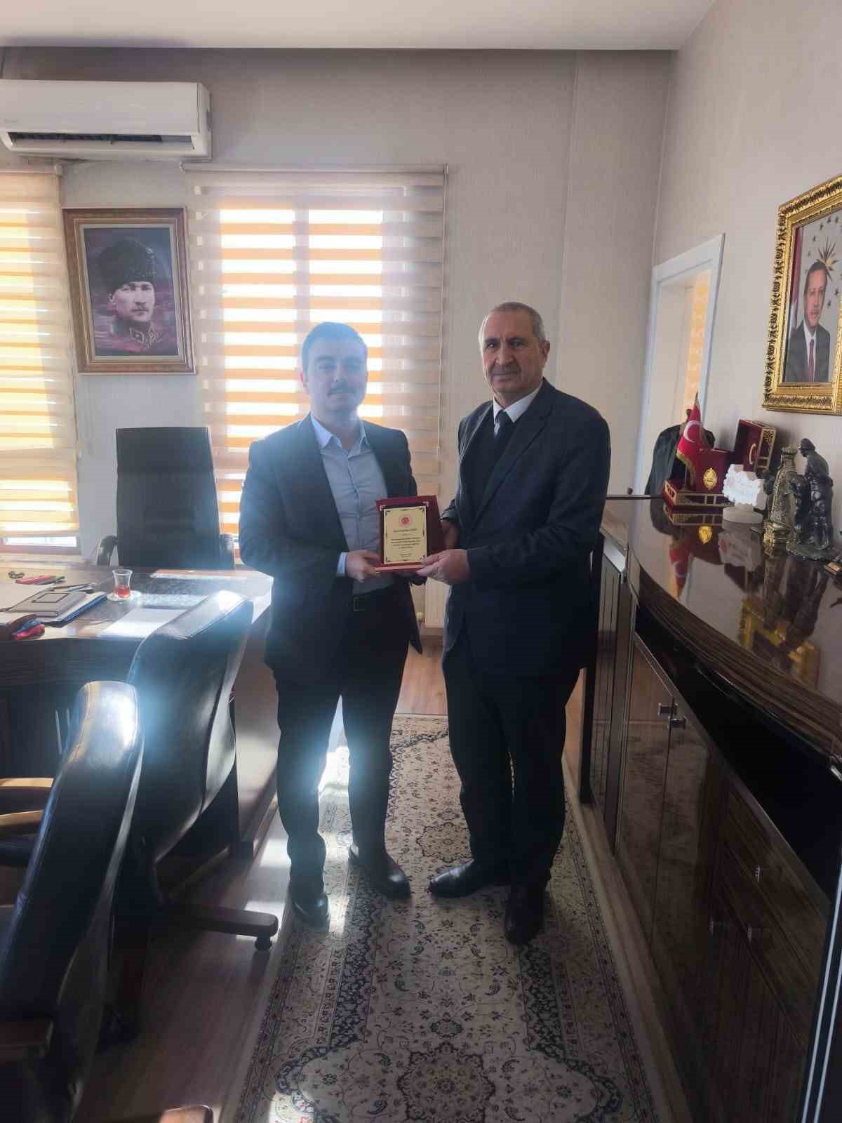 Dicle Kaymakamı Atış’tan emekliye ayrılan ilçe nüfus müdürüne plaket
