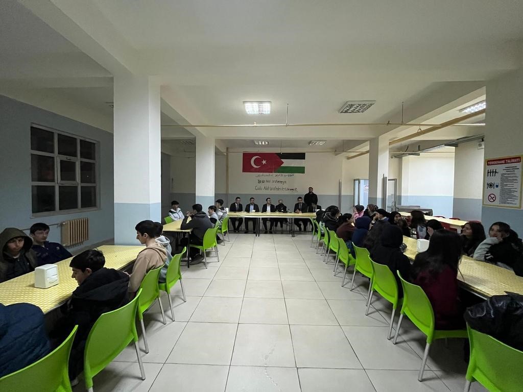 Dicle Kaymakamı Mustafa Atış, lise öğrencileriyle iftarda bir araya geldi

