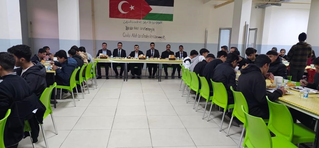 Dicle Kaymakamı Mustafa Atış, lise öğrencileriyle iftarda bir araya geldi
