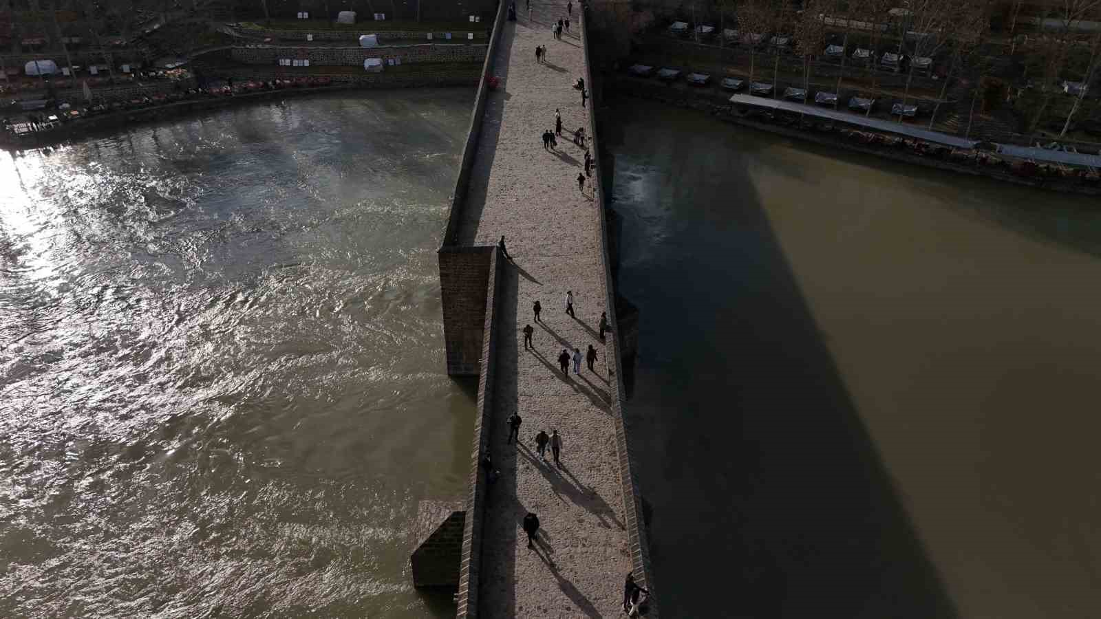 Dicle Nehri’nde yükselen su seviyesi dronla görüntülendi
