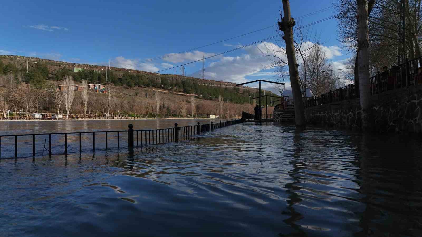 Dicle Nehri’nde yükselen su seviyesi dronla görüntülendi
