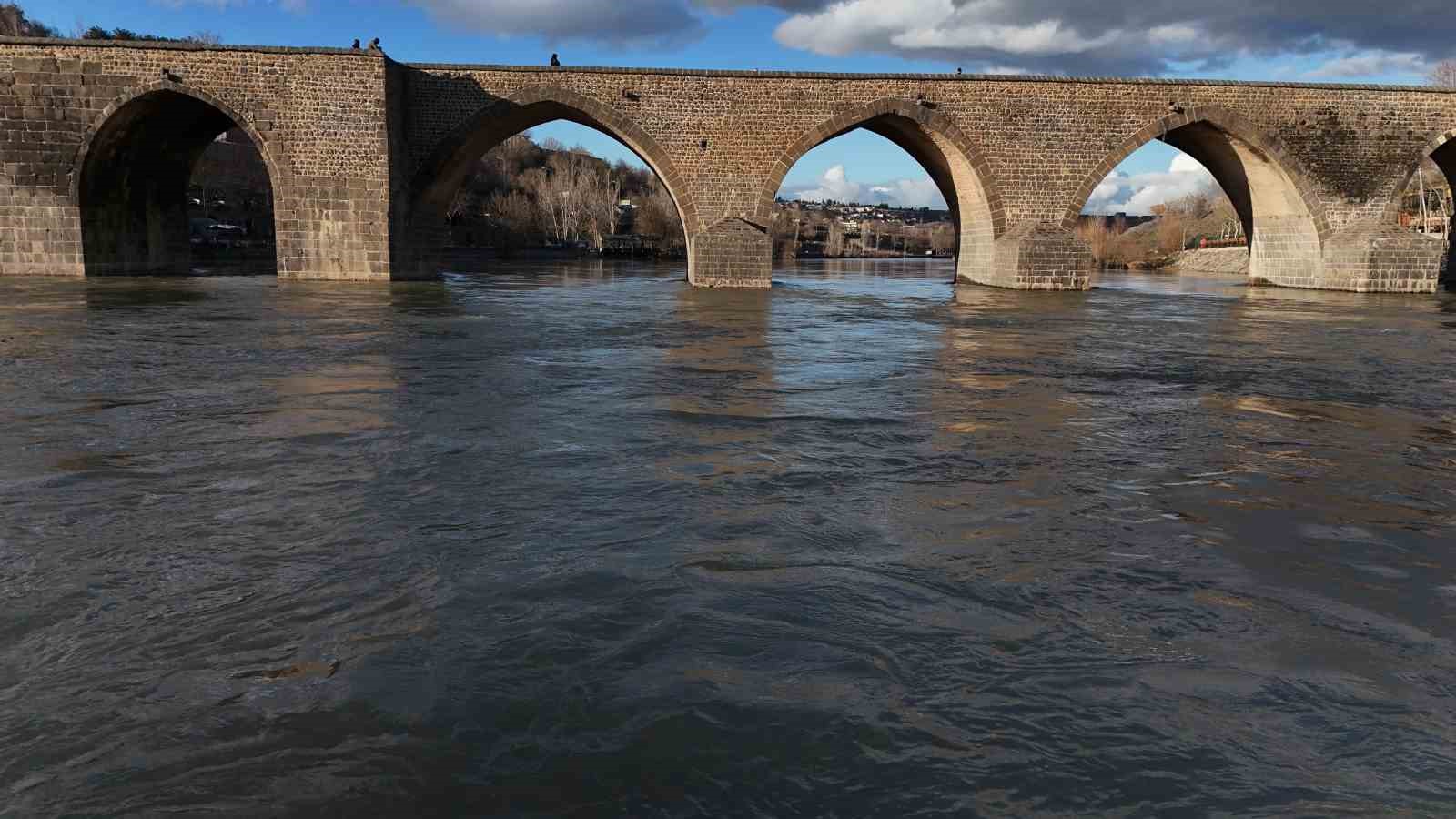 Dicle Nehri’nde yükselen su seviyesi dronla görüntülendi
