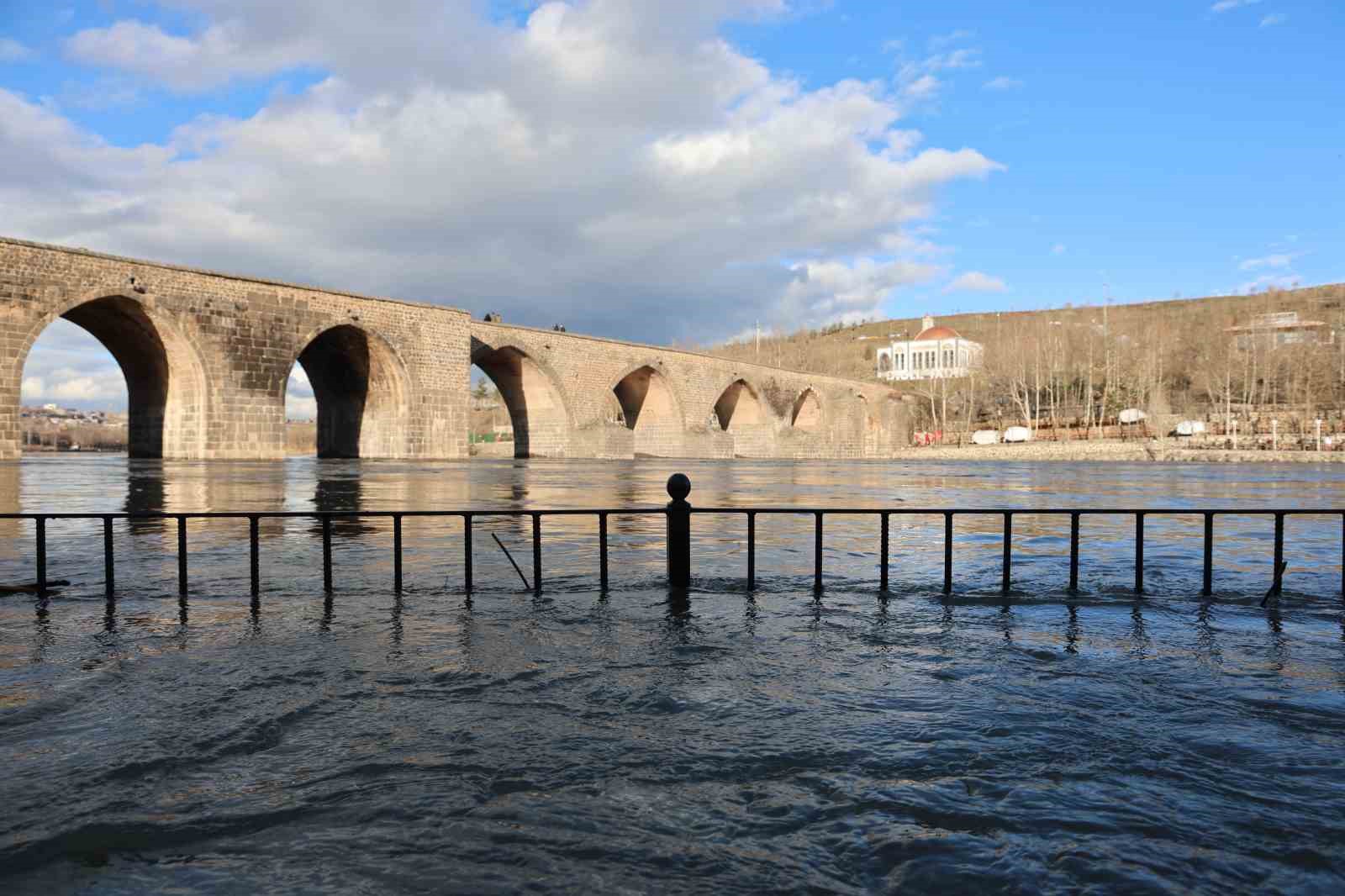 Dicle Nehri’nde yükselen su seviyesi dronla görüntülendi
