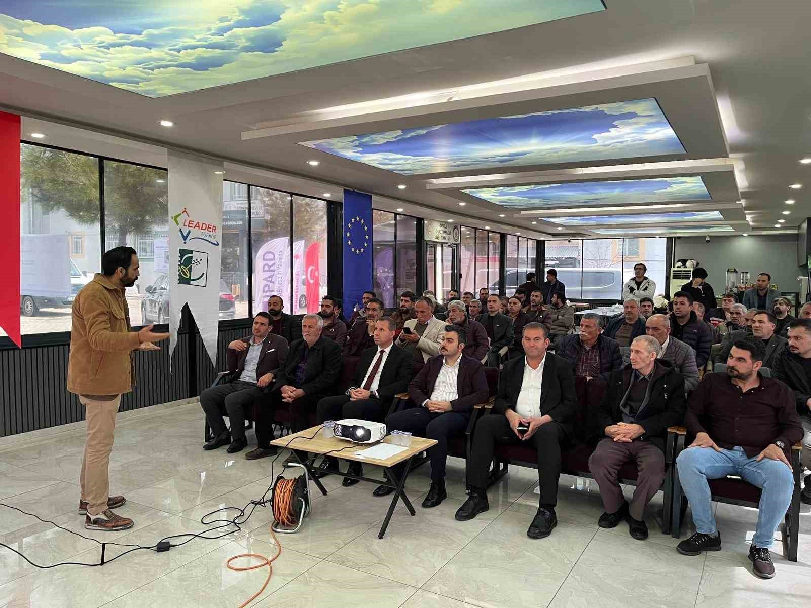 Dicle Yerel Eylem Grubu Derneğinden muhtar, kandın ve gençlere IPARD III eğitimi
Dicle Yerel Eylem Grubu Derneğinden muhtar, kandın ve gençlere IPARD III eğitimi