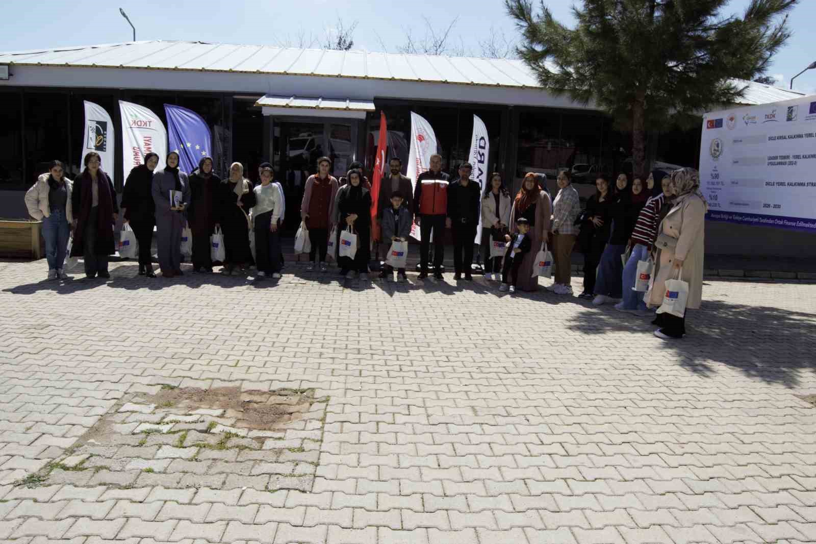 Dicle Yerel Eylem Grubu Derneğinden muhtar, kandın ve gençlere IPARD III eğitimi
Dicle Yerel Eylem Grubu Derneğinden muhtar, kandın ve gençlere IPARD III eğitimi
