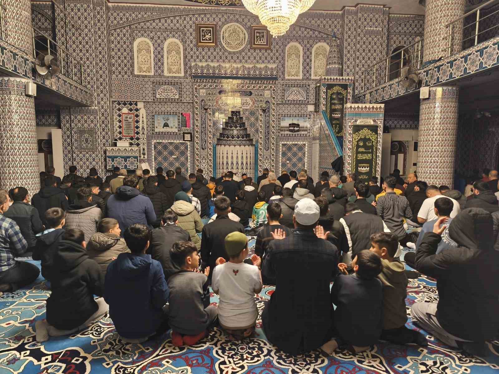 Dicle’de Kadir gecesi dualarla idrak edildi
Dicle’de Kadir gecesi dualarla idrak edildi