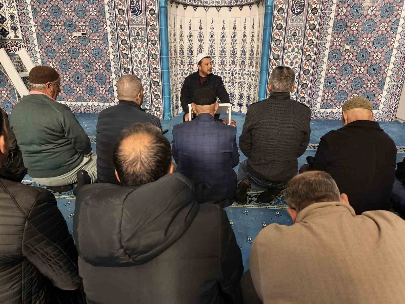 Dicle’de Kadir gecesi dualarla idrak edildi
Dicle’de Kadir gecesi dualarla idrak edildi