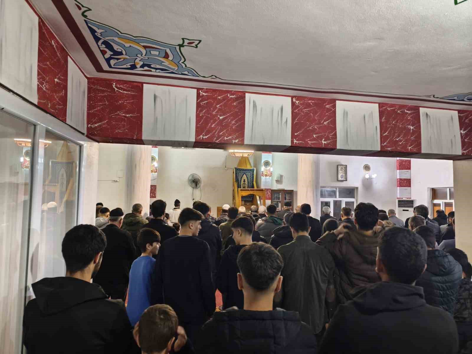 Dicle’de Kadir gecesi dualarla idrak edildi
Dicle’de Kadir gecesi dualarla idrak edildi