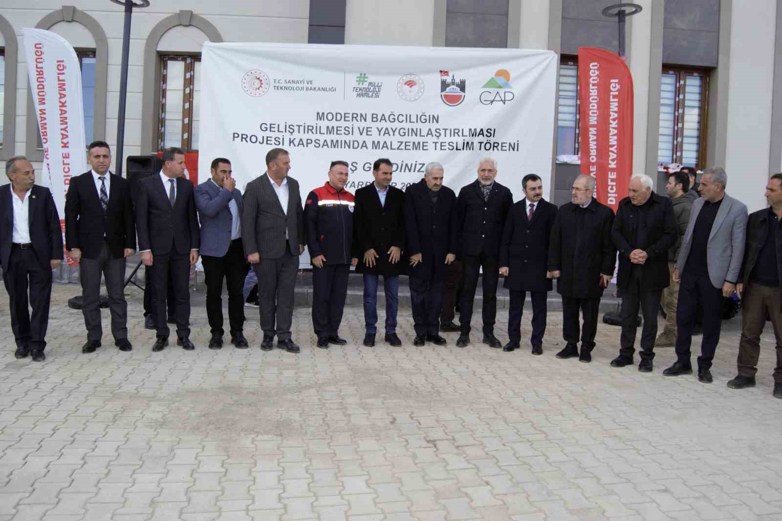 Dicle’de modern bağcılığa yönelik çiftçilere tarım aletleri dağıtıldı
