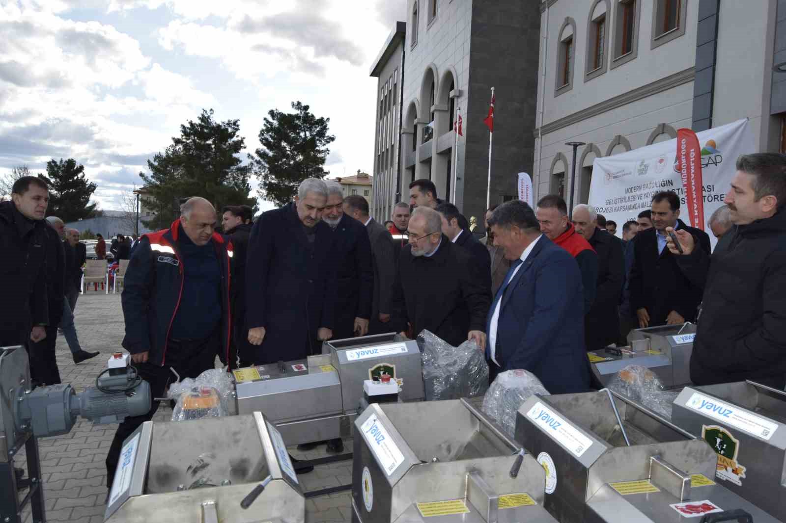 Dicle’de modern bağcılığa yönelik çiftçilere tarım aletleri dağıtıldı
