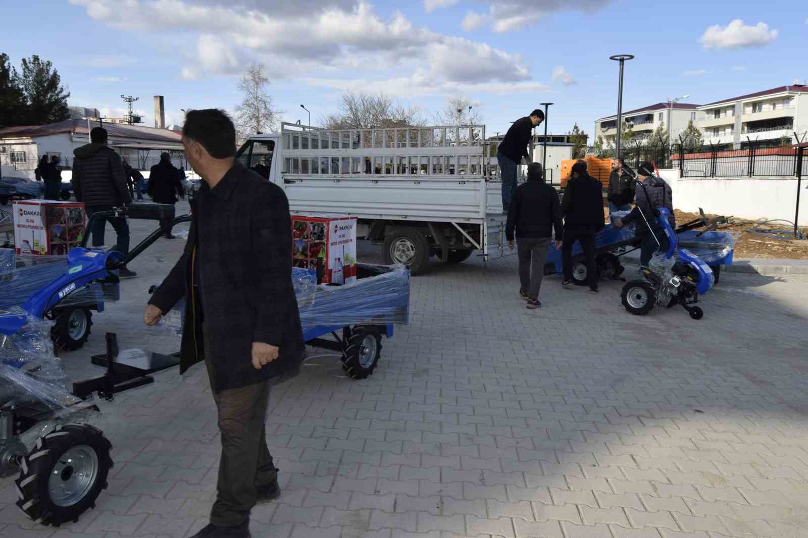 Dicle’de modern bağcılığa yönelik çiftçilere tarım aletleri dağıtıldı
