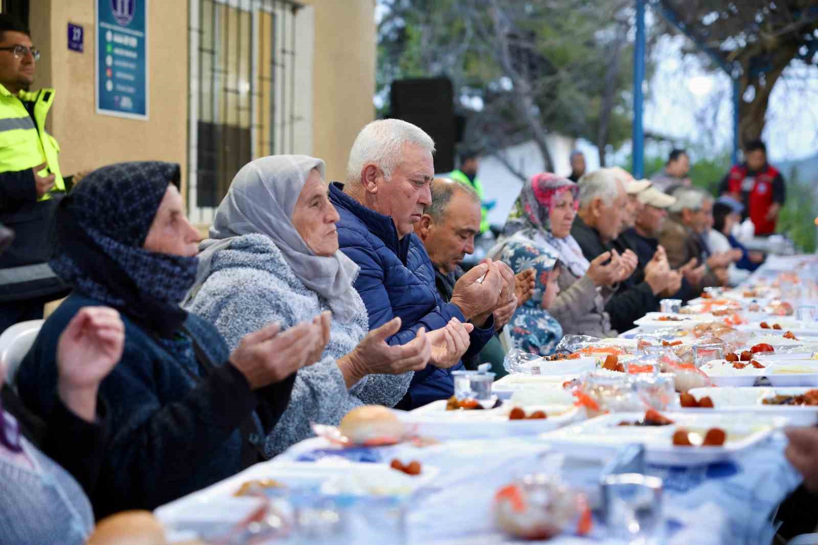 Didim Belediyesi Batıköy’de iftar sofrası kurdu
