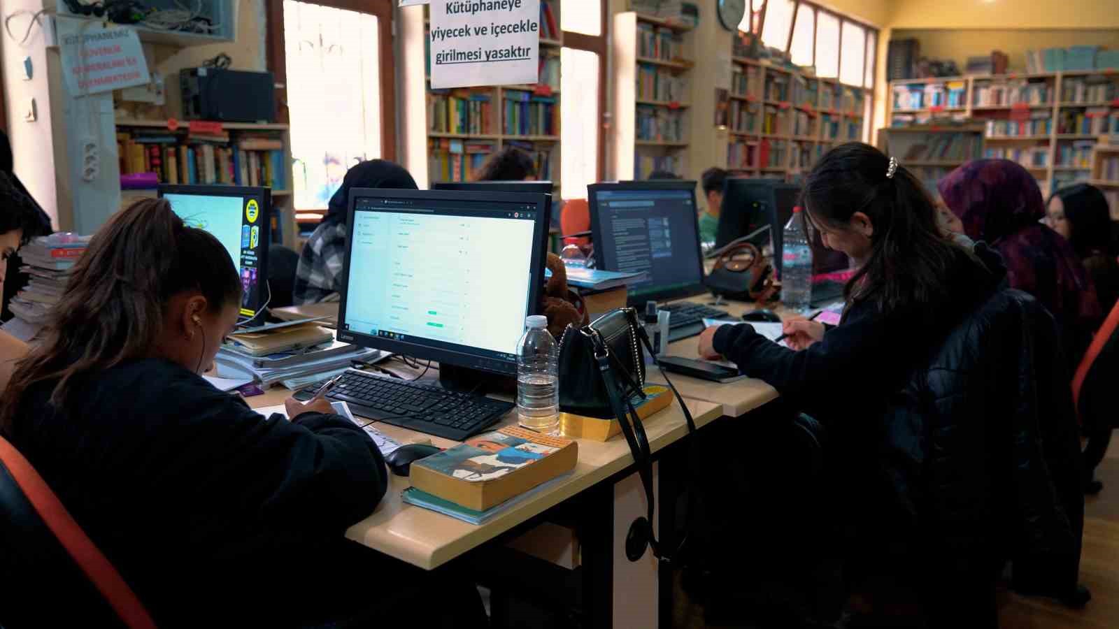 Didim Belediyesi Halk Kütüphanesi gençlerin buluşma merkezi oldu
Didim Belediyesi Halk Kütüphanesi gençlerin buluşma merkezi oldu