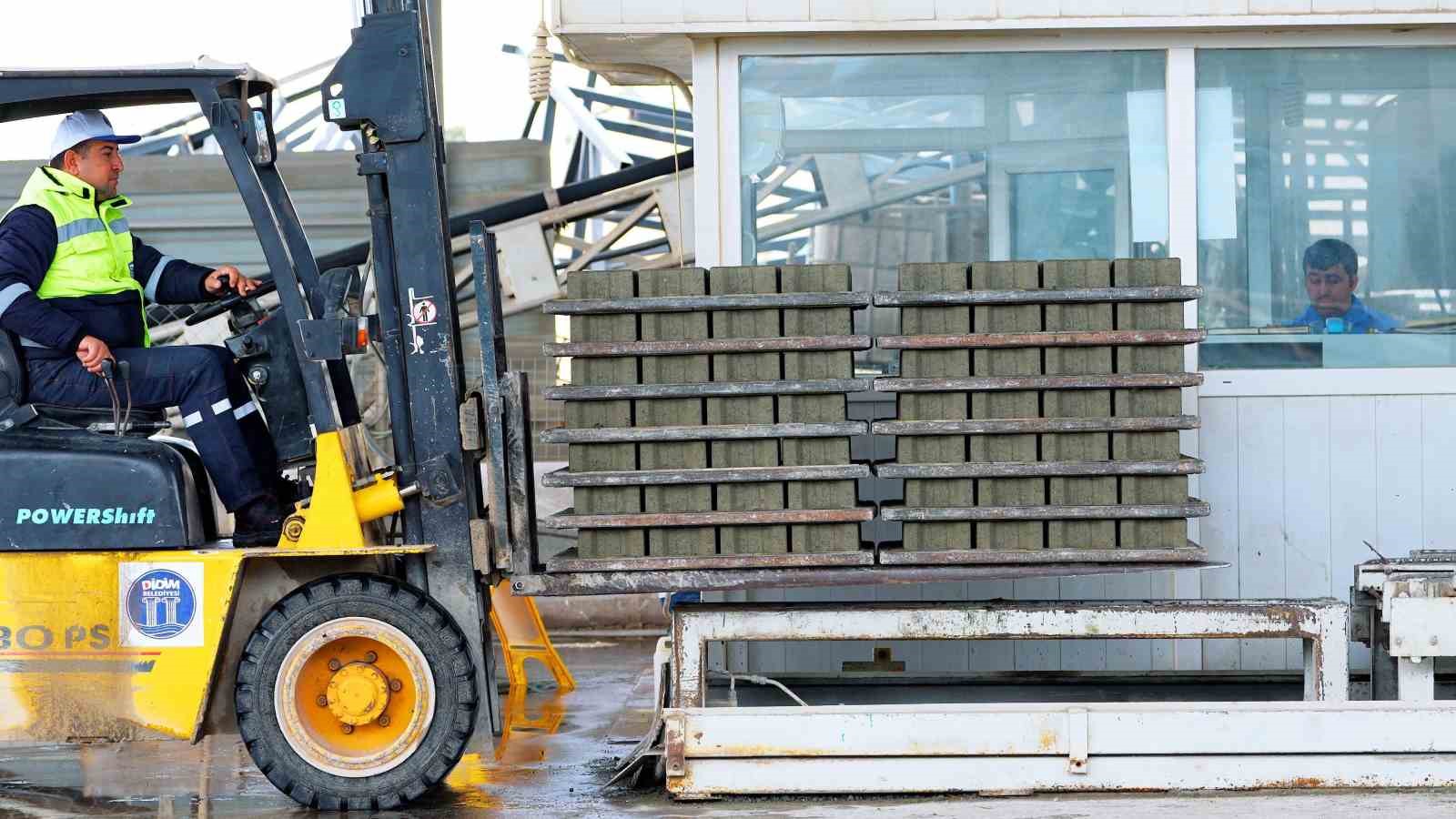 Didim Belediyesi, parke taşlarını kendisi üretiyor
