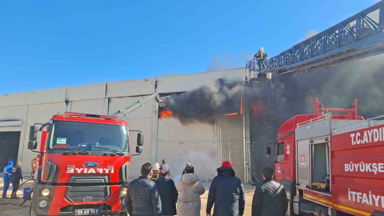 Didim sanayisindeki yangın korkuttu
