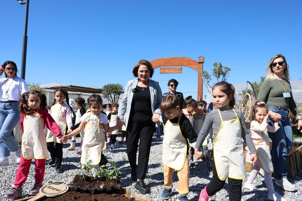 Didim’de çocuklar tarımı uygulamalı öğrendi
Didim’de çocuklar tarımı uygulamalı öğrendi