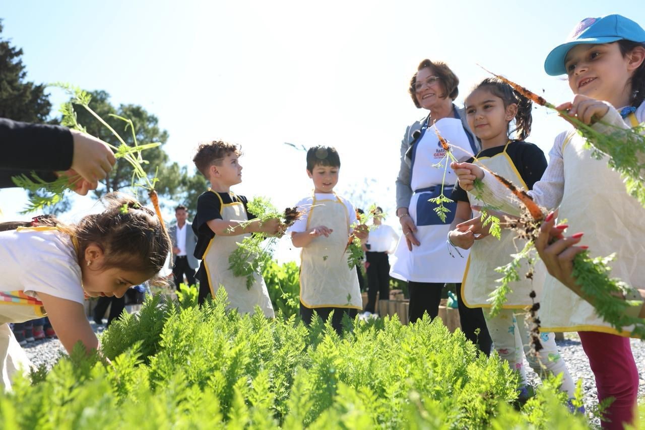 Didim’de çocuklar tarımı uygulamalı öğrendi
Didim’de çocuklar tarımı uygulamalı öğrendi
