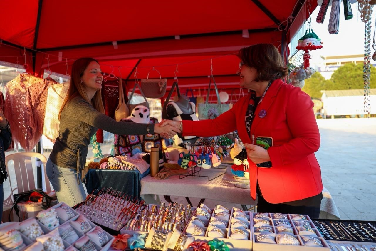 Didim’de Emekçi Kadınlar Pazarı kent meydanında açıldı
