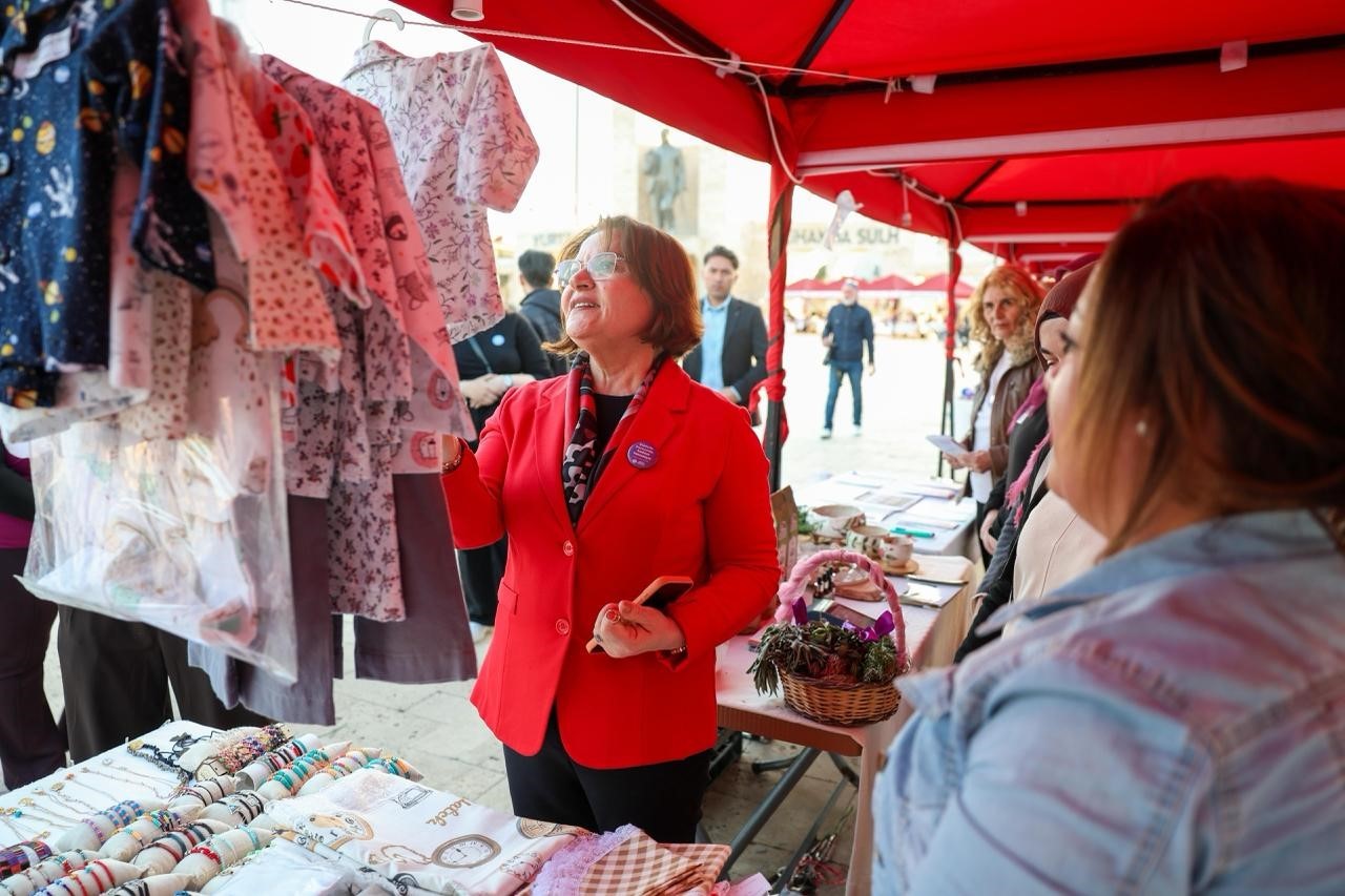 Didim’de Emekçi Kadınlar Pazarı kent meydanında açıldı

