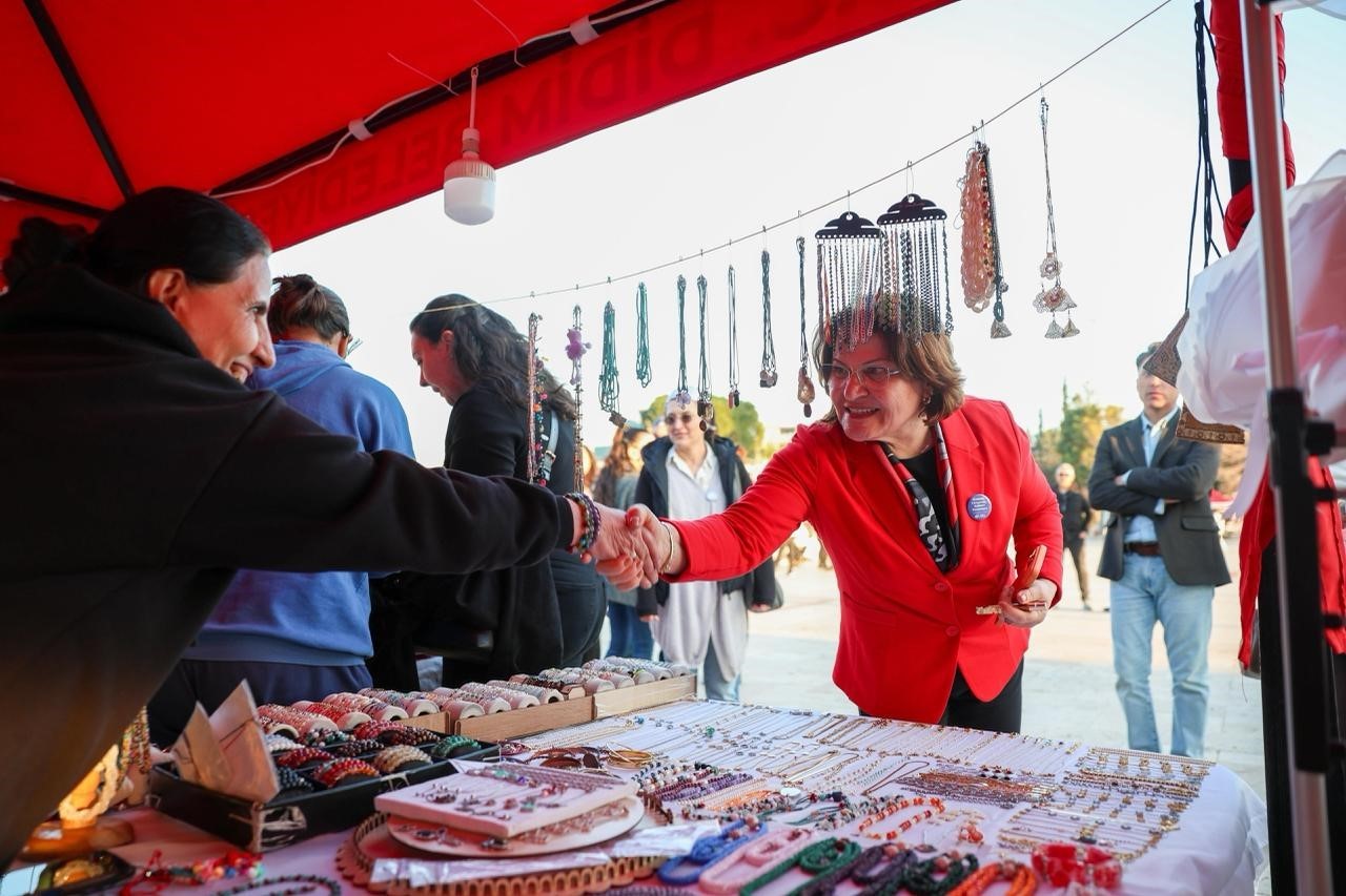 Didim’de Emekçi Kadınlar Pazarı kent meydanında açıldı
