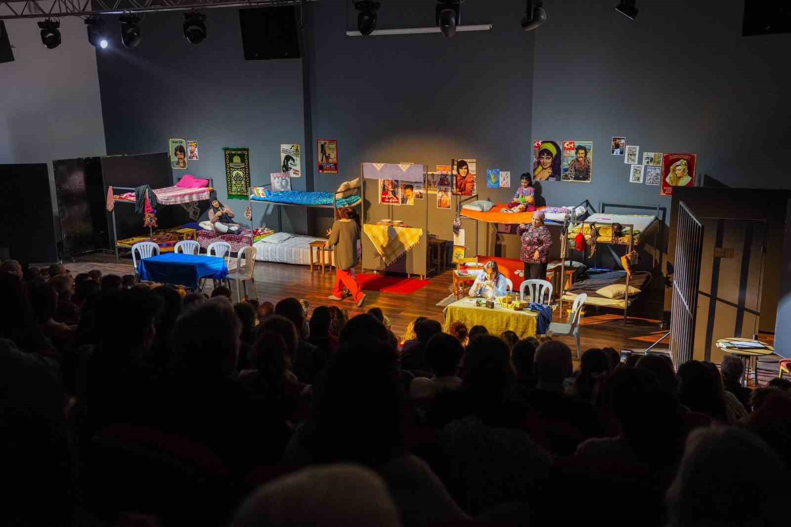 Didim’de ‘Kadın Kadına Özgürlük’ oyunu sanatseverlerle buluştu
