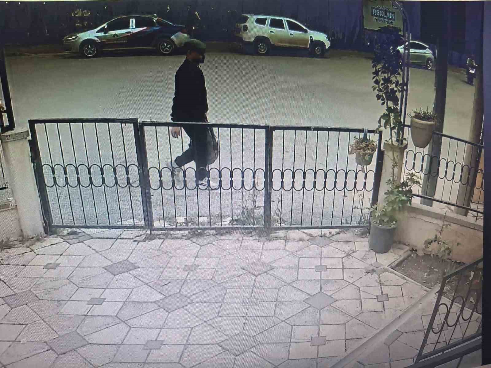 Didim’de "polisiz" diyerek dolandırdılar, kaçarken kaza yapınca yakalandılar
