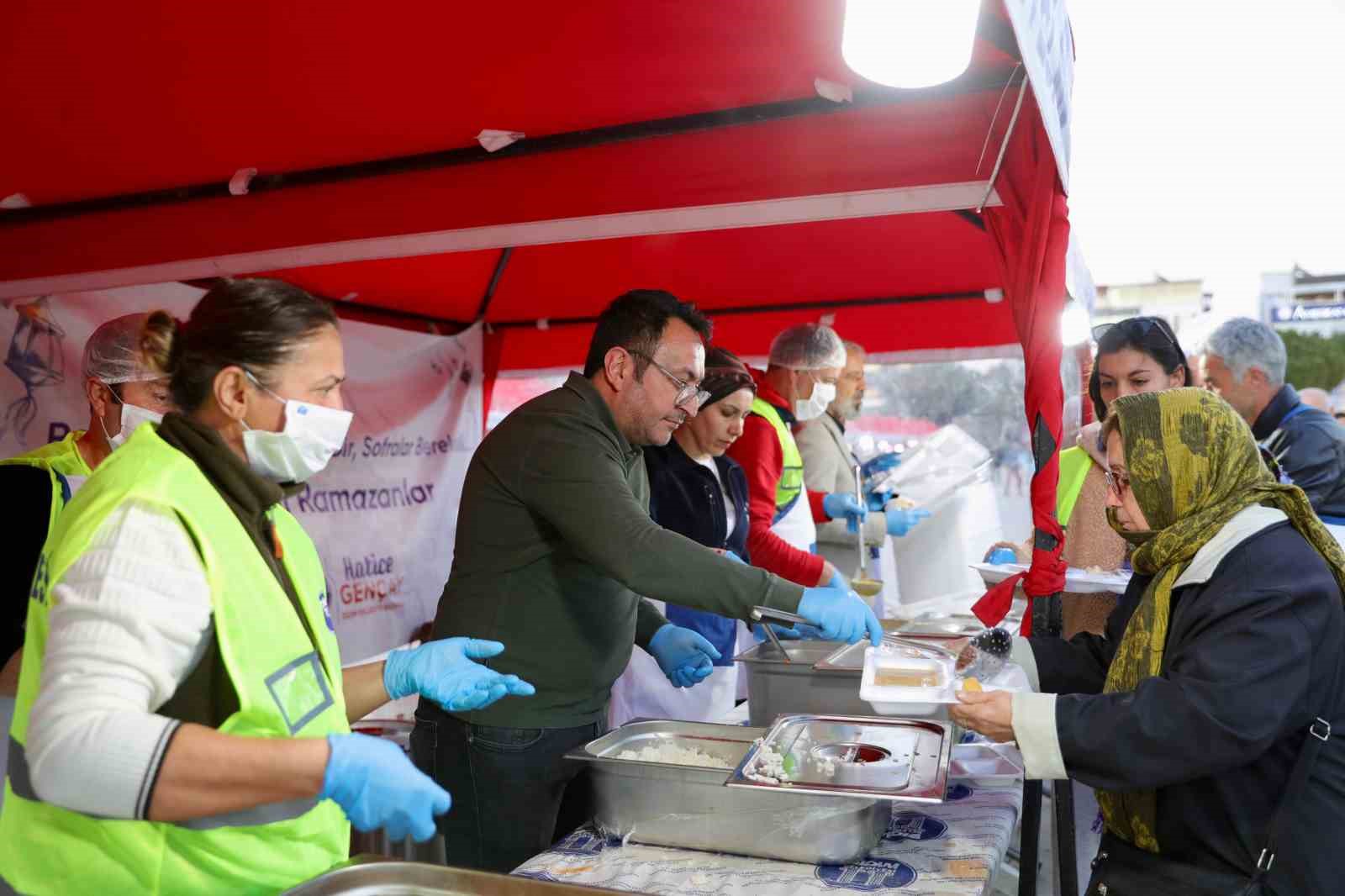 Didim’de vatandaşlar Cumhuriyet Kent Meydanı’nda kurulan iftar sofrasında buluştu
