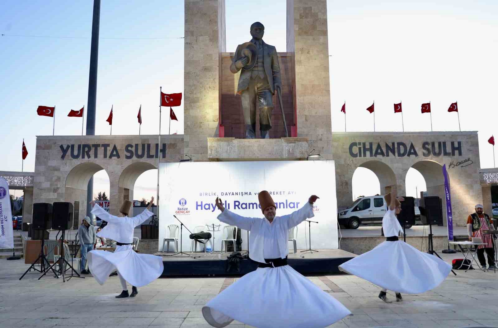 Didim’de vatandaşlar Cumhuriyet Kent Meydanı’nda kurulan iftar sofrasında buluştu
